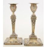 A PAIR OF GEORGE V SILVER NEOCLASSICAL STYLE CANDLESTICKS, NOZZLES, 20CM H, SHEFFIELD 1913, LOADED