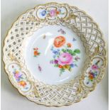A MEISSEN PIERCED PLATE, PAINTED WITH LOOSE BOUQUETS AND GILT, 20CM D, UNDERGLAZE BLUE CROSSED