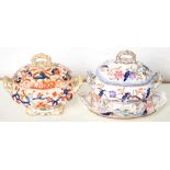 AN ENGLISH PORCELAIN JAPAN PATTERN SAUCE TUREEN, COVER AND STAND, STAND 23CM W AND A CONTEMPORARY