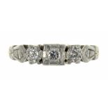 A DIAMOND THREE STONE RING IN GOLD, MARKED 18CT & PLAT, 3.6G