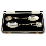 A PAIR OF GEORGE V GOLFING PRIZE SPOONS, BIRMINGHAM 1921, CASED, 1OZ 5DWTS