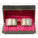 A PAIR OF EDWARD VII SILVER NAPKIN RINGS, SHEFFIELD 1902, CASED, 1OZ 18DWTS