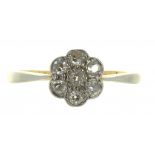 A DIAMOND CLUSTER RING IN GOLD, MARKED 18CT, 2G