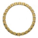 AN ITALIAN GOLD COLLAR, SIGNED QUADRI, 20TH/21ST CENTURY 15cm diam, marked 750, 81g++Good