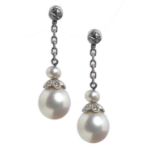 A PAIR OF PEARL AND DIAMOND EARRINGS, EARLY 20TH C the larger pearl suspended from a chain, in white