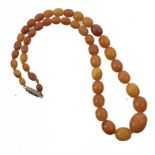 A NECKLACE OF FORTY-FOUR AMBER BEADS 18.7g++++