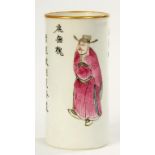 A CHINESE CYLINDRICAL FAMILLE ROSE VASE, PAINTED WITH A SINGLE FIGURE AND CALLIGRAPHY, 11.5CM H,