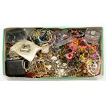 MISCELLANEOUS VINTAGE COSTUME JEWELLERY