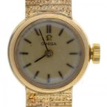 AN OMEGA 9CT GOLD LADY'S WRISTWATCH AND BRACELET, MAKERS CLASP, LONDON 1978, 21.3G