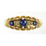 A SAPPHIRE AND DIAMOND RING IN 18CT GOLD, BIRMINGHAM 1915, 2.4G