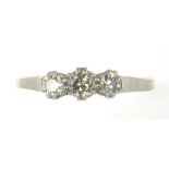 A DIAMOND THREE STONE RING IN GOLD, MARKED 18CT FINE PLAT, 2.7G