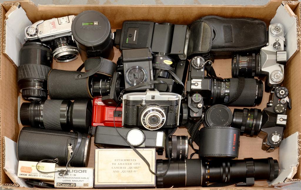 A QUANTITY OF VINTAGE 35MM ROLL FILM CAMERAS, INCLUDING YASHICA, ZENITH AND FERRANIA AND VARIOUS