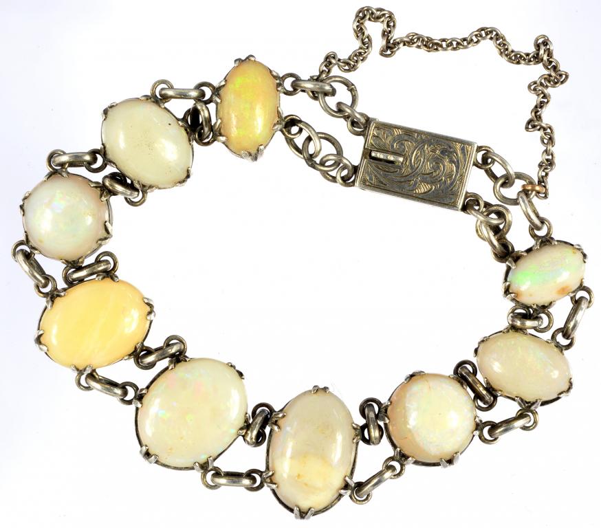 A SILVER BRACELET SET WITH ROUND AND OVAL OPALS, 17G