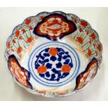 A JAPANESE IMARI FLUTED BOWL, 25CM W, EARLY 20TH C