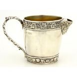 A SILVER CREAM JUG WITH APPLIED GRAPE VINE BORDERS AND LIP, ACANTHUS HANDLE, 7.5CM H, MARKS