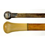 A HORN HANDLED HARDWOOD WALKING CANE WITH BRASS TIP, 89CM L AND A SMALLER HARDWOOD STICK WITH SILVER