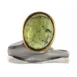 A GREEN CABOCHON SET TWO COLOUR GOLD RING, INDISTINCT CONTROL MARK, 6.4G