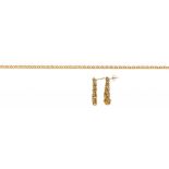 A 9CT GOLD BRACELET AND A PAIR OF GOLD TASSEL EARRINGS, APPARENTLY UNMARKED, 7.8G