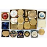 A COLLECTION OF VINTAGE GILTMETAL AND OTHER POWDER COMPACTS, MAINLY STRATTON, MID 20TH C,