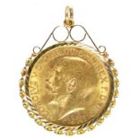 GOLD COIN. SOVEREIGN 1913, MOUNTED IN A GOLD PENDANT, 9G