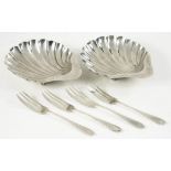 A PAIR OF VICTORIAN SILVER BUTTER SHELLS ON WHELK SHELL FEET, 12CM W, SHEFFIELD 1900 AND A SET OF