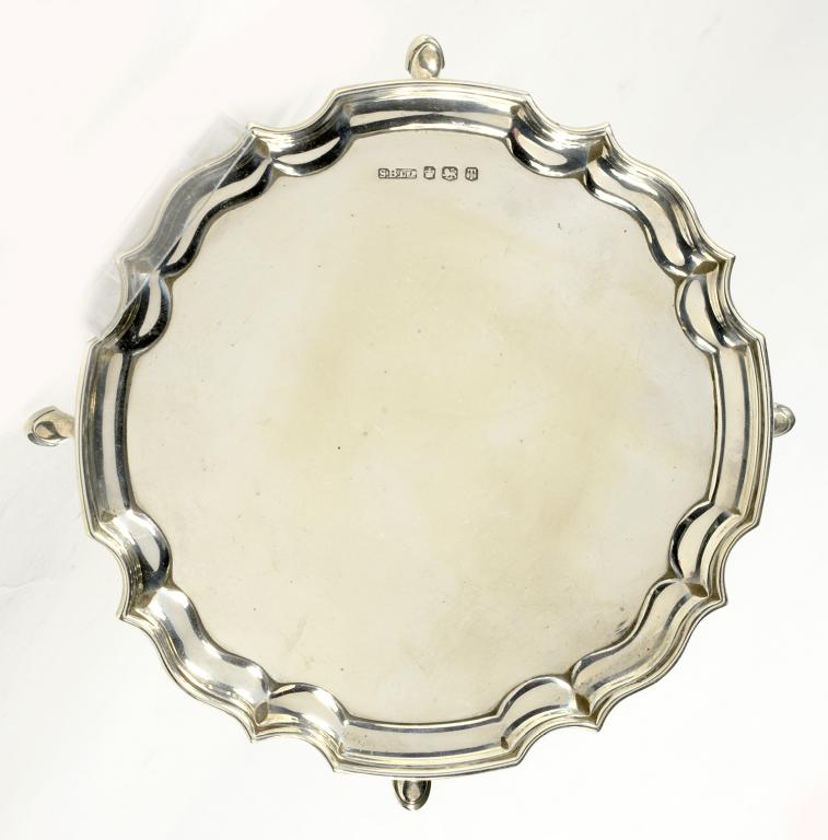 AN ELIZABETH II SILVER WAITER, WITH MOULDED RIM, ON FOUR HOOF FEET, 15.5CM D, SHEFFIELD 1961, 5OZS