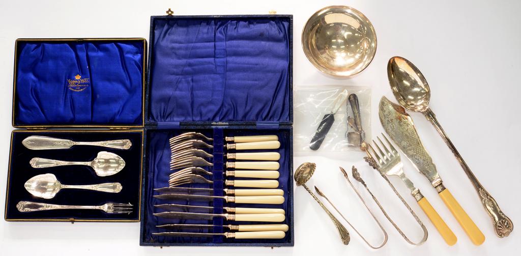 AN EARLY 20TH C EPNS SERVING SET, CASED, A SILVER SWEETMEAT STAND, AN EPNS KING'S PATTERN BASTING