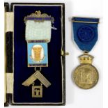 FREEMASONRY. A SILVER GILT JEWEL OF JERUSALEM LODGE LONDON, NUMBER 197 (ONE OF THE 19 ROYAL APRON