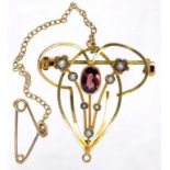 AN ART NOUVEAU GARNET, CULTURED PEARL AND GOLD OPENWORK BROOCH - PENDANT, MARKED 9CT, EARLY 20TH