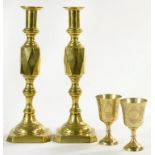 A PAIR OF BRASS 'KING OF DIAMONDS' PATTERN CANDLESTICKS, 35CM H, LATE 19TH / EARLY 20TH C AND A PAIR