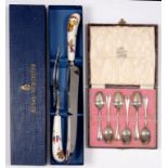 A SET OF SIX GEORGE V SILVER COFFEE SPOONS, RAT TAIL PATTERN, SHEFFIELD 1927, CASED, 3OZS AND A PAIR