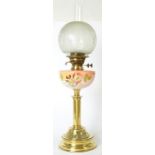 AN EDWARDIAN ART NOUVEAU EMBOSSED BRASS OIL LAMP, WITH FLORAL PAINTED CORAL SHADED GLASS FOUNT, 61CM