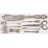 MISCELLANEOUS SMALL SILVER FLATWARE AND OTHER ARTICLES, TO INCLUDE A VICTORIAN PIERCED AND