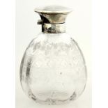 A GEORGE V SILVER MOUNTED ETCHED GLASS SCENT BOTTLE OF SACK SHAPE, WITH GLASS STOPPER, 12CM H,