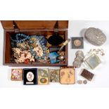 MISCELLANEOUS VINTAGE COSTUME JEWELLERY, COINS, ETC, IN A WOODEN BOX