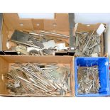 A QUANTITY OF SHEET AND ROD STEEL AND OTHER FERROUS METAL OFFCUTS, ETC (FOUR BOXES)