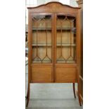 AN EDWARDIAN INLAID MAHOGANY CHINA CABINET, 91CM W