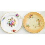 A CONTINENTAL PORCELAIN PLATE, PAINTED WITH A CENTRAL FLOWER SPRAY AND THREE SINGLE FLOWERS TO THE