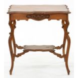 AN EDWARDIAN WALNUT OCCASIONAL TABLE WITH SHAPED OBLONG TOP, 71CM W