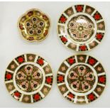 A SET OF THREE ROYAL CROWN DERBY IMARI PATTERN SIDE PLATES, 16CM DIAM AND A MATCHING DISH OR