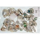 FORTY SILVER RINGS SET WITH ONYX, CORNELIAN AND OTHER CABOCHONS, VARIOUS SIZES, 140G