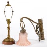 AN EARLY 20TH C BRASS ELECTRIC WALL LIGHT WITH SWAN NECK BRACKET AND CORAL GLASS SHADE, WALL PLATE