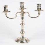 AN ELIZABETH II SILVER TWIN BRANCH CANDELABRUM OF THREE LIGHTS IN QUEEN ANNE STYLE, 31CM H, LONDON