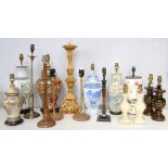 FOUR VARIOUS DECORATIVE POTTERY AND PORCELAIN TABLE LAMPS, A PAIR OF ONYX LAMPS AND SEVERAL OTHERS