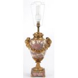 A LOUIS XVI STYLE GILT BRASS MOUNTED MARBLE LAMP WITH RAM'S HEAD HANDLES, 38CM H EXCLUDING