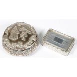 A VICTORIAN SILVER VINAIGRETTE, 3.5CM W, BIRMINGHAM 1842, LACKS GRILLE AND AN EMBOSSED SILVER