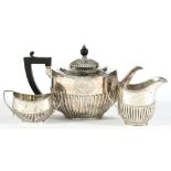 A VICTORIAN SILVER REEDED OVAL TEAPOT, WITH INTEGRAL HINGE TO THE DOMED LID, 14.5CM H, SHEFFIELD