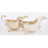 A PAIR OF GEORGE V GADROONED SILVER SAUCE BOATS WITH FLYING SCROLL HANDLE, 9.5CM H, BIRMINGHAM 1934,