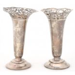 A PAIR OF VICTORIAN SILVER TRUMPET SHAPED VASES WITH PIERCED RIM, ON MOULDED FOOT, 14CM H, LONDON