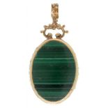 AN OVAL YELLOW METAL DOUBLE SIDED HARDSTONE PENDANT, SET WITH MALACHITE AND BLUE JOHN